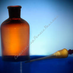 Kroplomierz szklany oranżowy z pipetą i gumką, 250 ml
