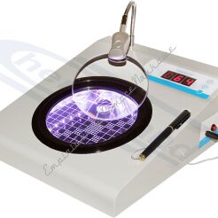 Licznik kolonii bakterii z markerem i podświetlaną lupą